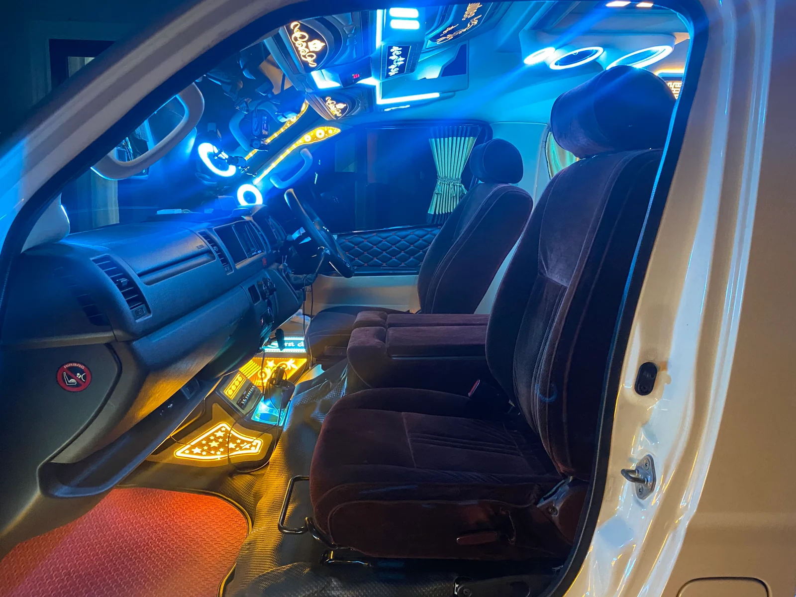 Clean dashboard and driver’s seat, 100% safe